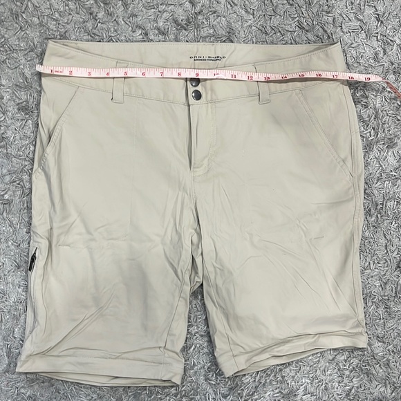 Columbia Chino Beige Shorts  Size 12 - Picture 1 of 5